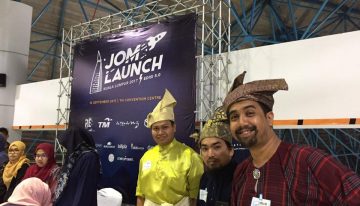 Berpakaian tradisi Berpakaian tradisi